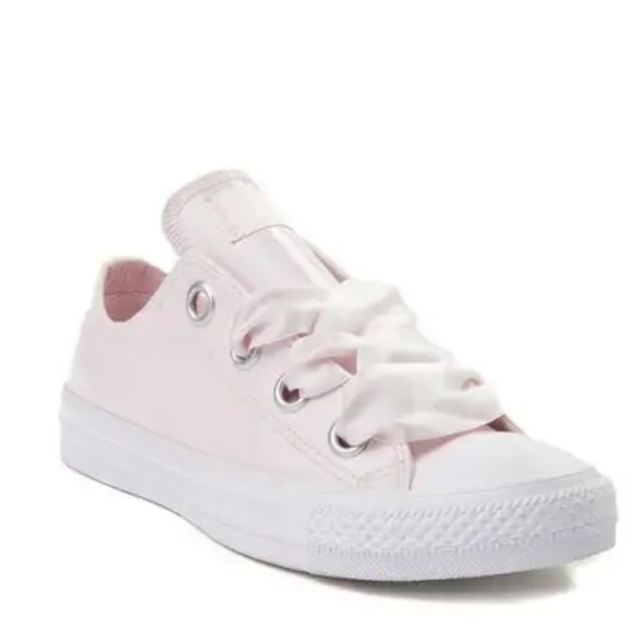 chuck taylor all star big eyelets low top